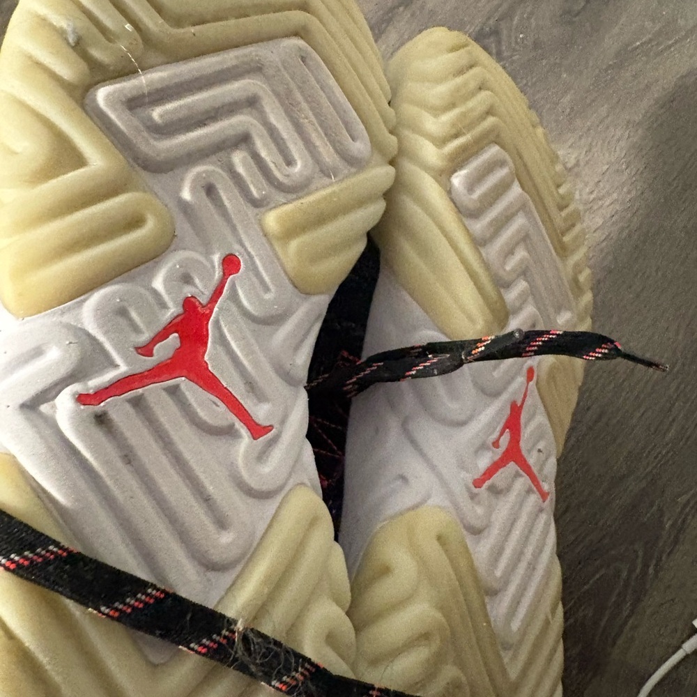 Air Jordan Jumpman Knit Sneakers with Red Logo - Picture 5 of 6